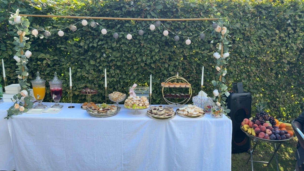 Dessert-Buffet bei einer Gartenfeier