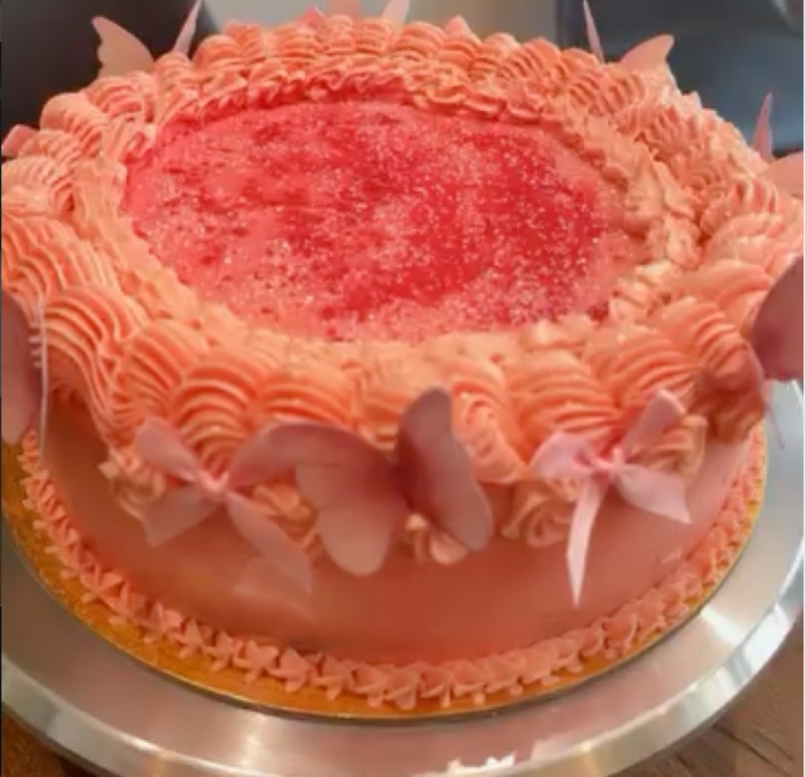 Rosa Torte mit Schmetterlingen